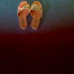 Spring look sandal.  Good condition. Barely worn.